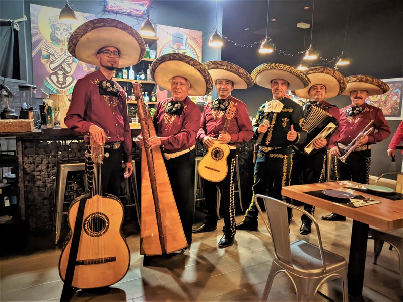 Mariachis en Valencia de Tito Ruiz