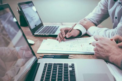 Guía completa para financiar tu startup: estrategias, construcción de un pitch efectivo y casos de éxito