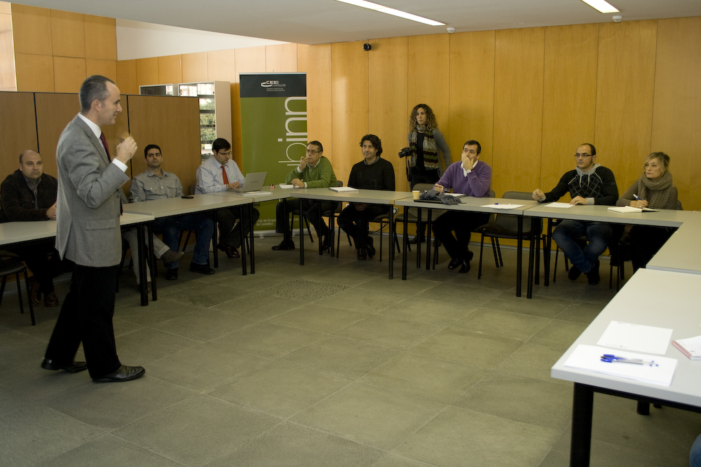 Desde 2009, Javier Arnal desarrolla su labor profesional ayudando a empresarios y profesionales en la mejora del Rendimiento y Productividad Personal.